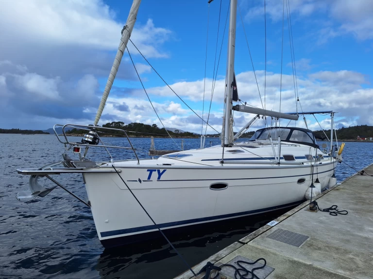 Sailboat hire in Hjellestad - Bavaria Bavaria 39 Cruiser
