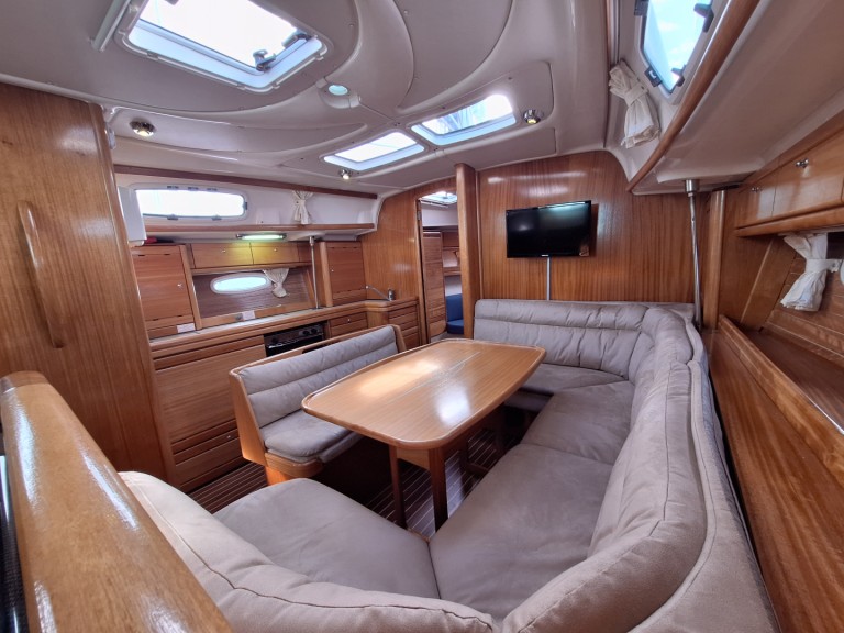 Charter a Bavaria Bavaria 39 Cruiser in Hjellestad on Samboat