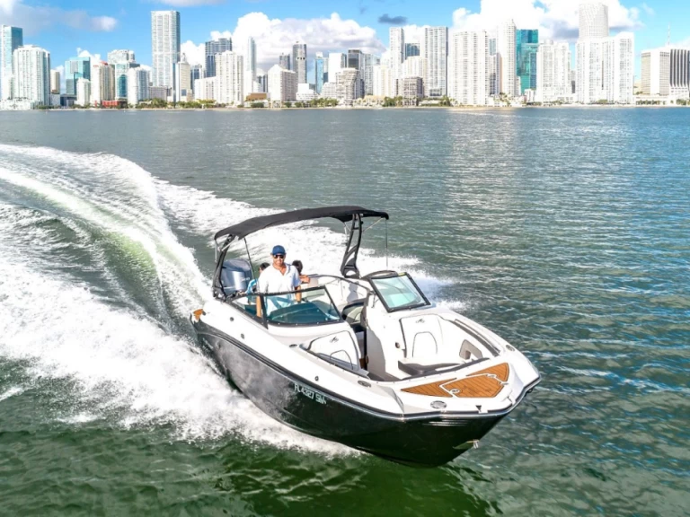 Hire Motorboat Monterey with a boat licence