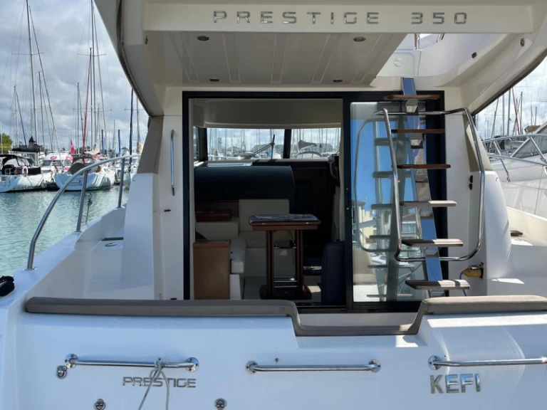 Motorboat hire in Les Sables-d'Olonne - Jeanneau Prestige 350 Fly