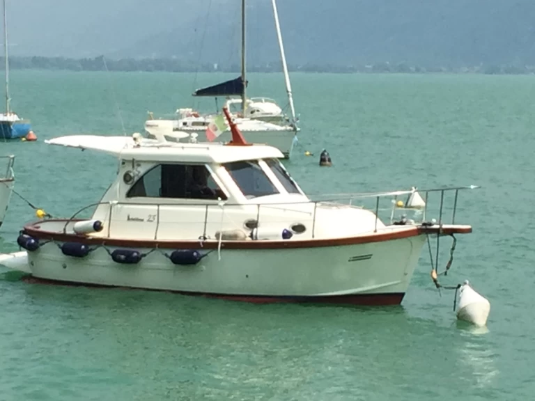 Hire Motorboat Sciallino with a boat licence