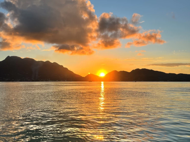 Hire a Wellcraft Scarab 302 Sport Mahé