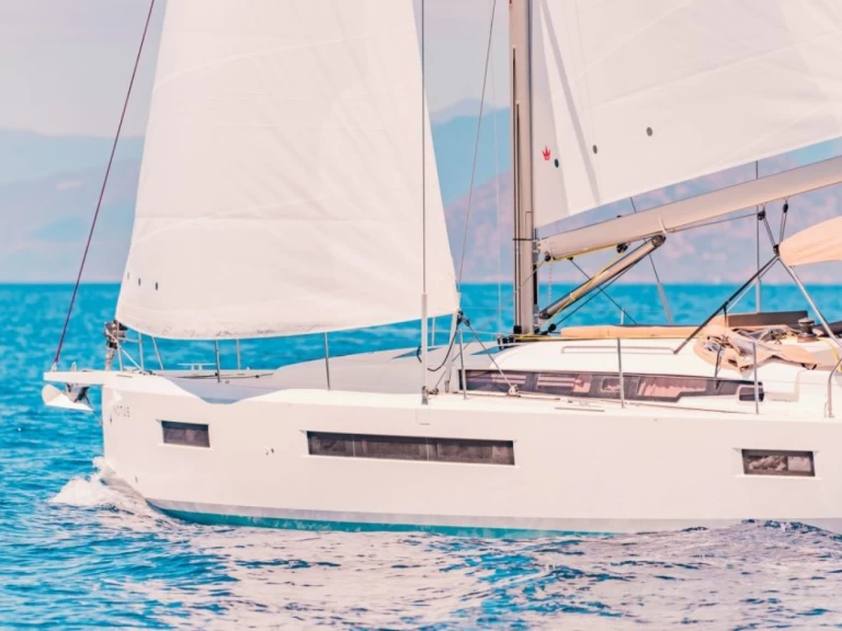Sailboat to hire Lávrio at the best price
