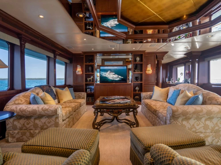 Luxury Yacht to hire New England at the best price