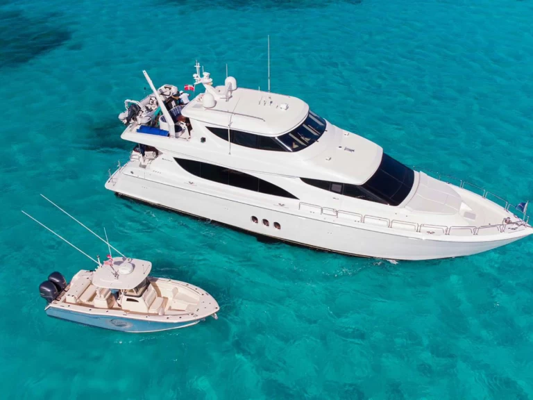 Hire Luxury Yacht Hatteras with a boat licence