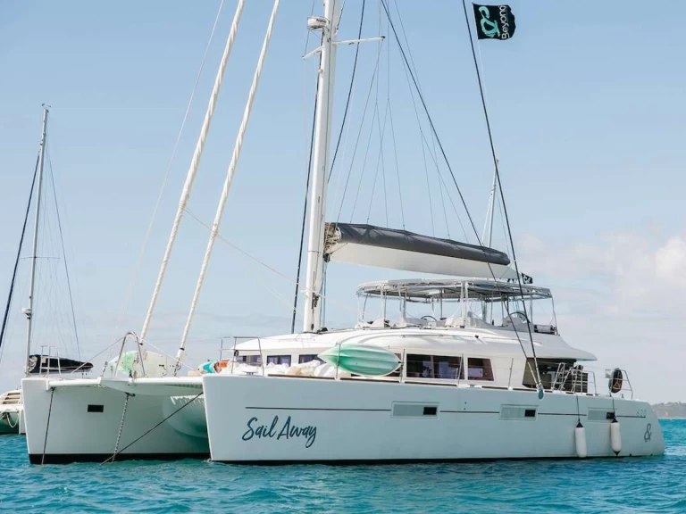 Hire Luxury Yacht Lagoon with a boat licence