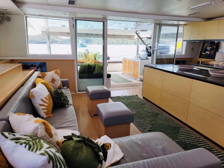 Hire Luxury Yacht Lagoon with a boat licence