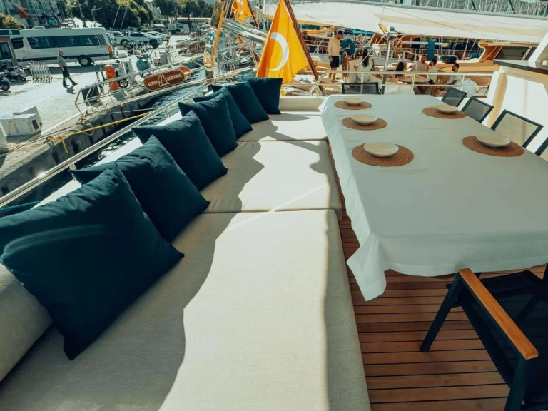 Hire Luxury Yacht Custom with a boat licence