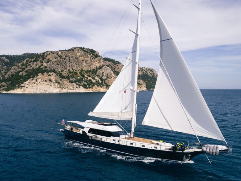 Sailboat to hire Alimos at the best price