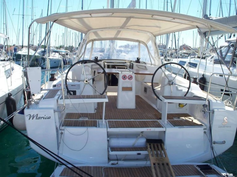 Sailboat hire in Trogir - Bénéteau Oceanis 38