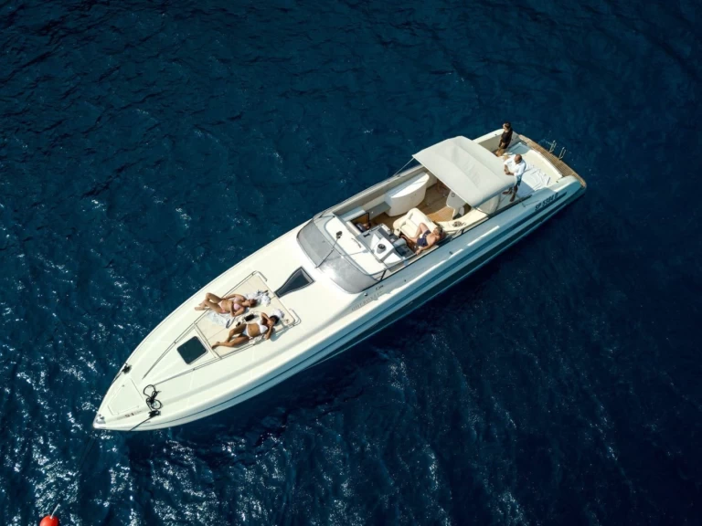 Hire Motorboat cherokee with a boat licence