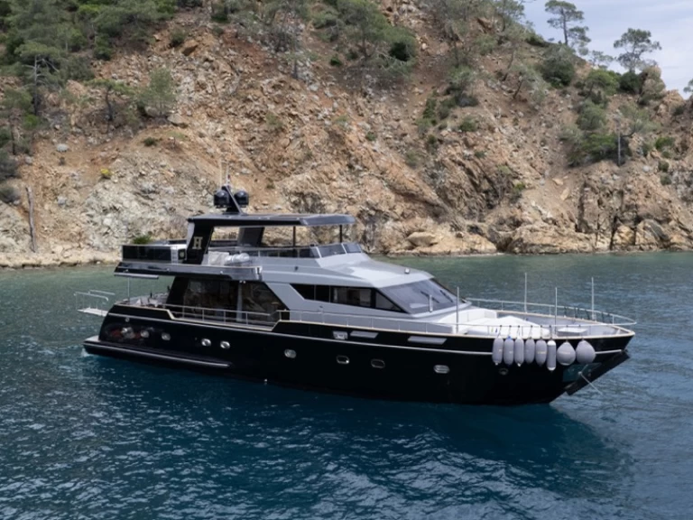 Hire Luxury Yacht  with a boat licence