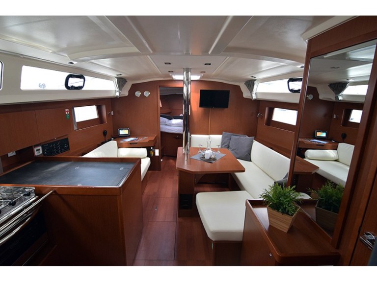 Bénéteau Oceanis 41.1 charter bareboat or skippered in  Alimos