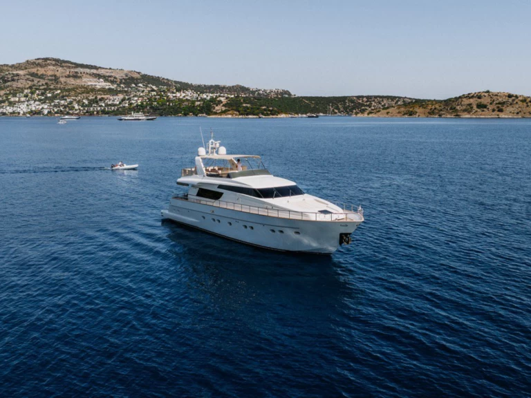 Hire Luxury Yacht San Lorenzo with a boat licence