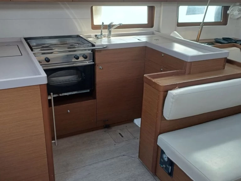 Charter a Bénéteau Oceanis 51.1 in Lefkáda on Samboat