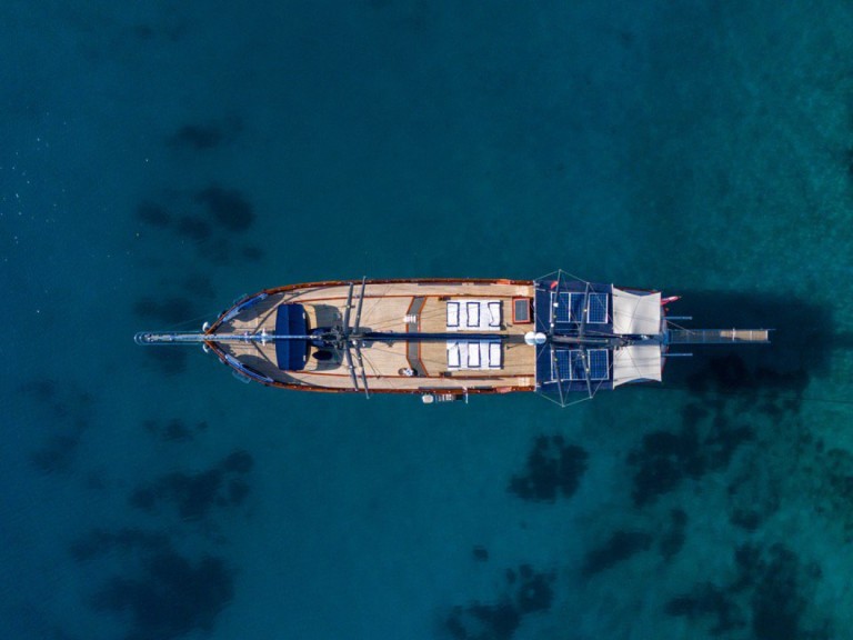 Yacht hire Lávrio cheap Capricorn 1