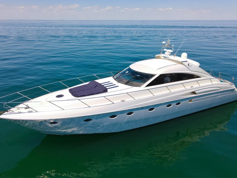 Luxury Yacht to hire Saint Vincent (Island) at the best price
