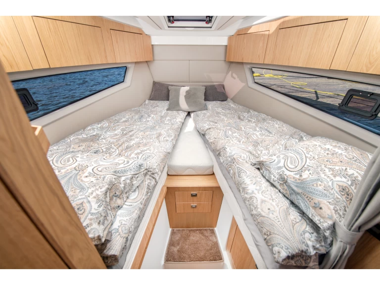 Hire Motorboat Grandezza with a boat licence