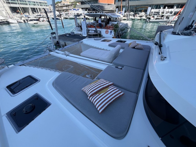 Yacht hire Lefkáda cheap Lagoon 38