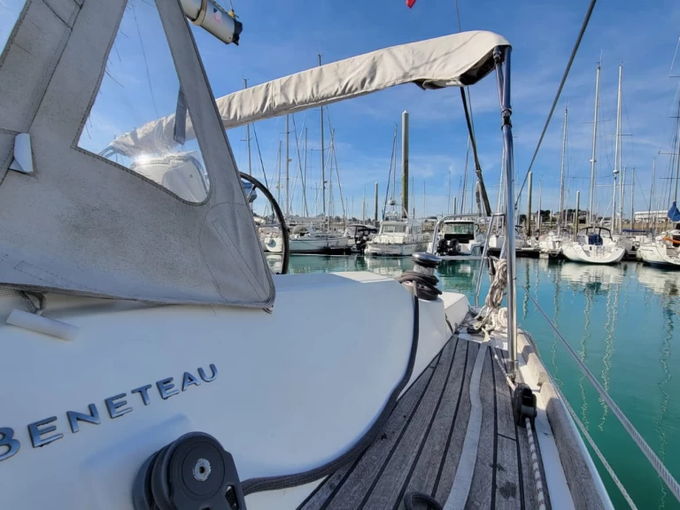 Bénéteau Oceanis 31 Dl charter bareboat or skippered in  Saint-Quay-Portrieux