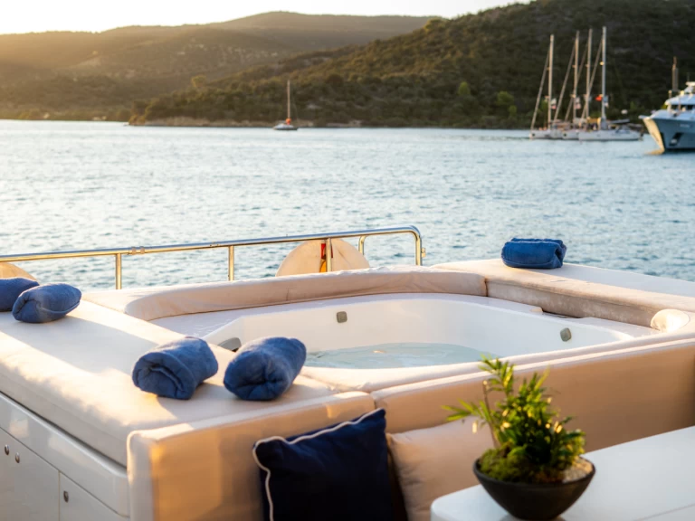 Yacht charter Flisvos Marina - ISA, RODRIGUEZ GROUP ITALY 133 on SamBoat