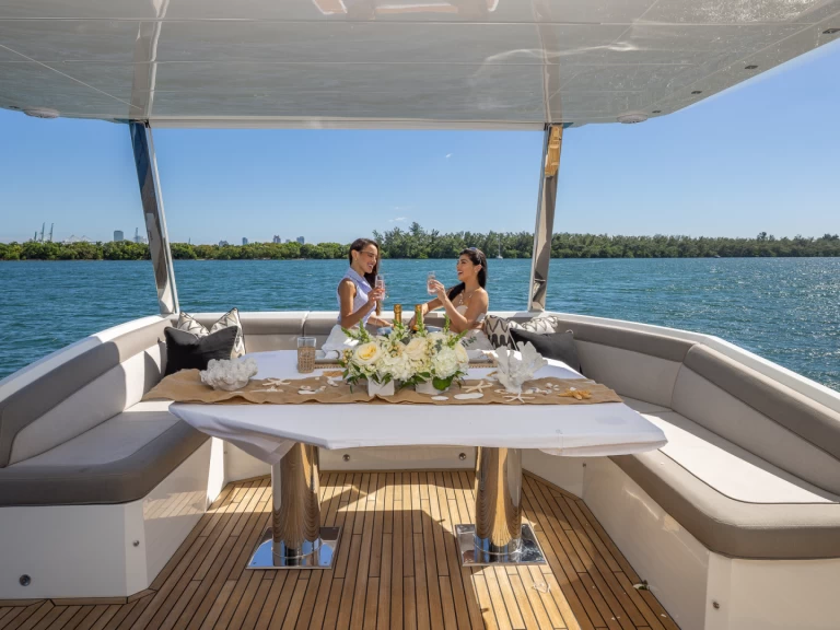 Hire Luxury Yacht Galeon with a boat licence