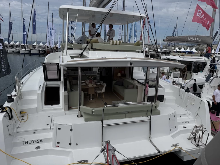 Catamaran to hire Lefkáda at the best price