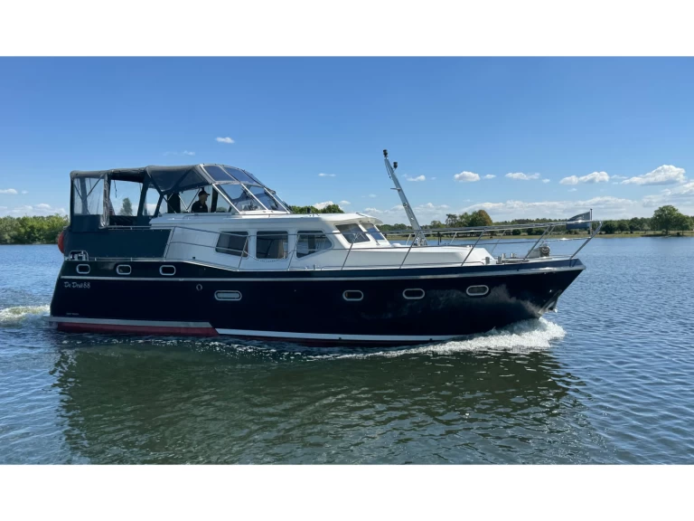 Hire Motorboat De Drait with a boat licence