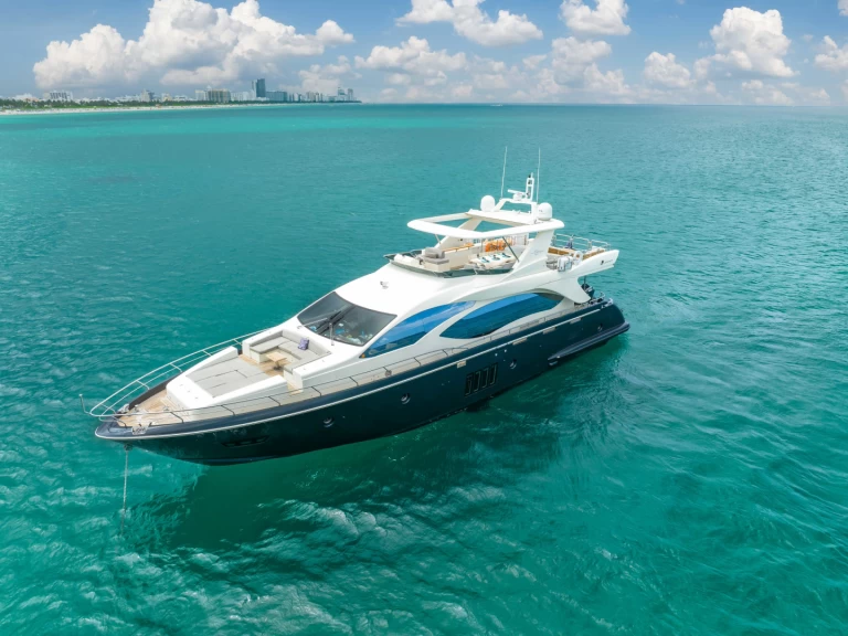 Hire Luxury Yacht Azimut with a boat licence