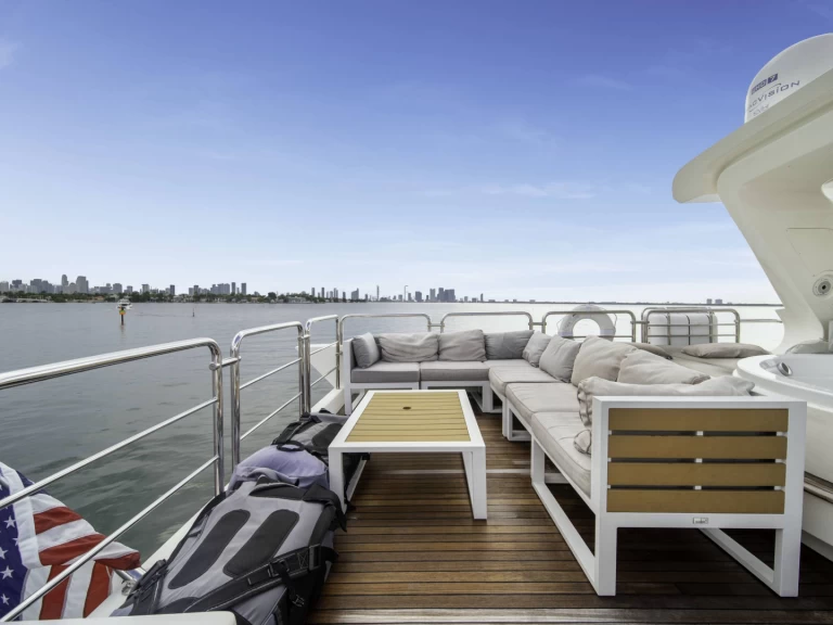 Charter a Azimut Azimut 84 Sky  in Miami on Samboat