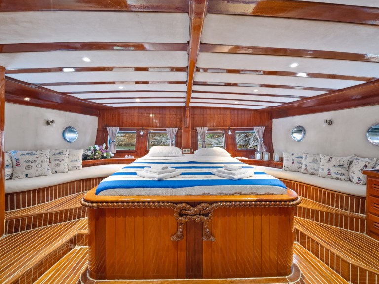 Sailboat to hire Split at the best price