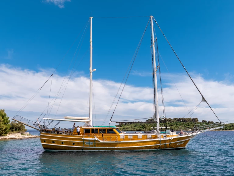 Sailboat to hire Split at the best price