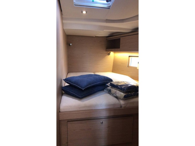 Hire a Bénéteau Oceanis 51.1 Lefkáda