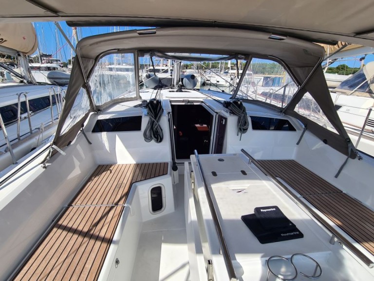 Hire a Bénéteau Oceanis 40.1 Kos