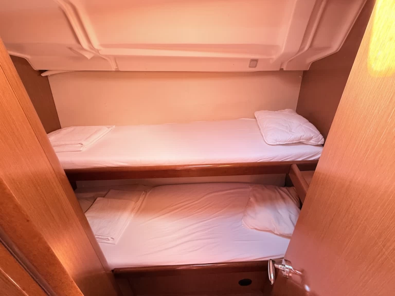 Sailboat hire in Sukošan - Bénéteau Oceanis 43