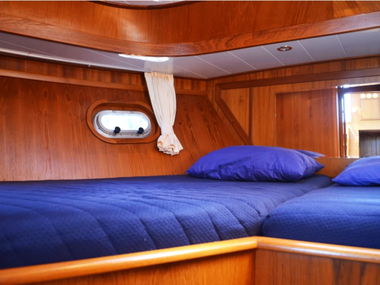 Hire Motorboat De Drait with a boat licence