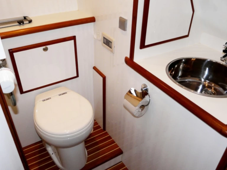 Hire Motorboat De Drait with a boat licence