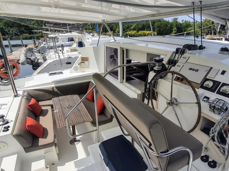 Hire Catamaran Lagoon with a boat licence