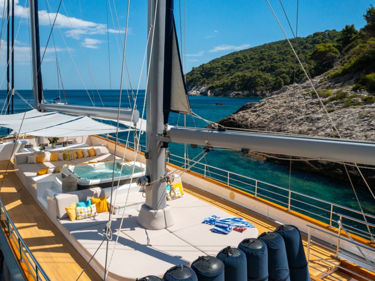 Hire a  Luxury Sailing Yacht Dalmatino Split