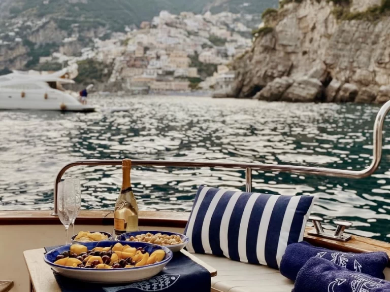 Motorboat to hire Sorrento at the best price