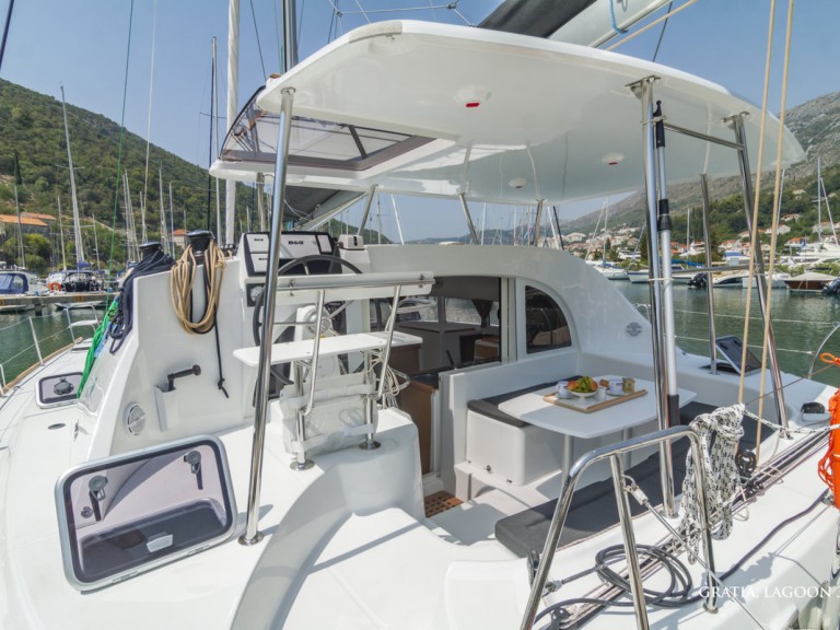 Hire Catamaran Lagoon with a boat licence