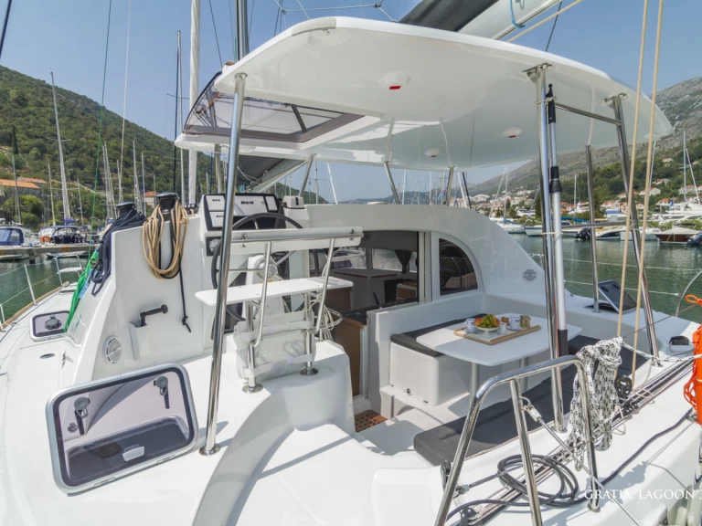 Hire Catamaran Lagoon with a boat licence