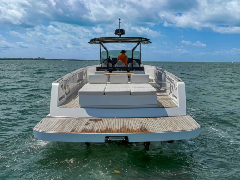 Charter a Pardo Yachts Pardo 43 in Miami Beach on Samboat