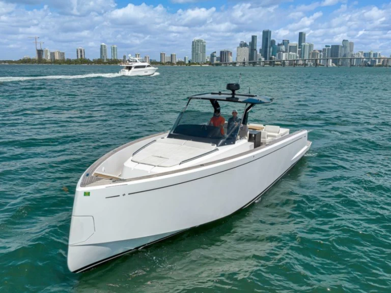 Luxury Yacht to hire Miami Beach at the best price