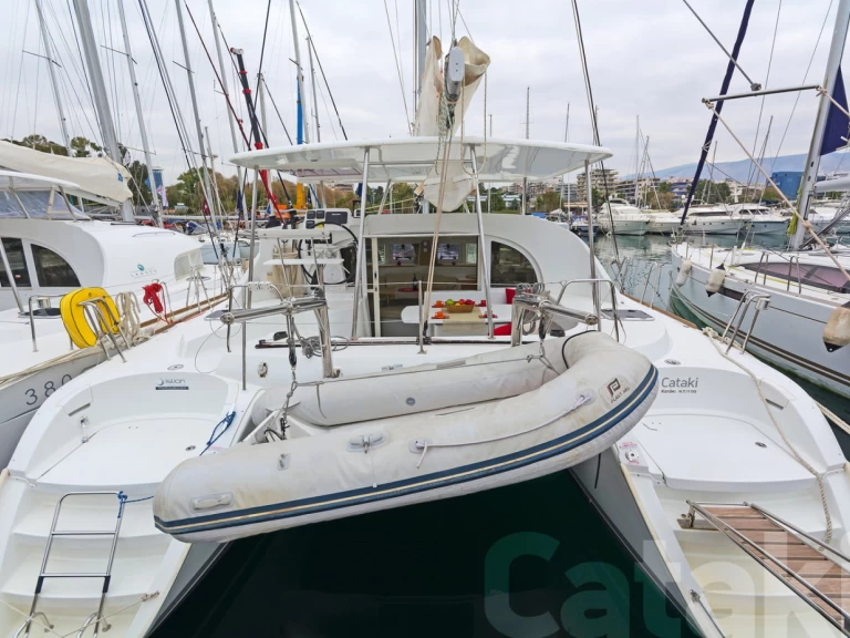 Charter a Lagoon Lagoon 380 S2 in Lávrio on Samboat
