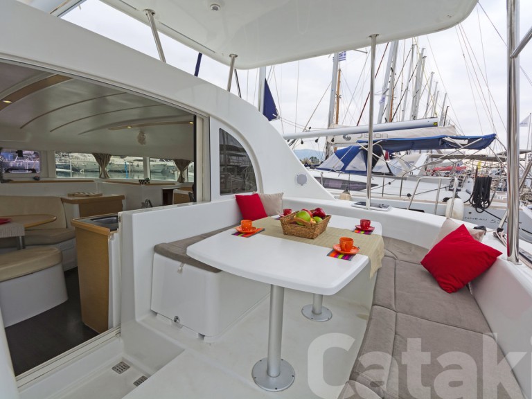 Hire a Lagoon Lagoon 380 S2 Lávrio