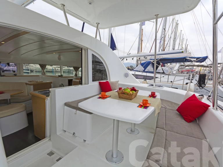 Hire a Lagoon Lagoon 380 S2 Lávrio