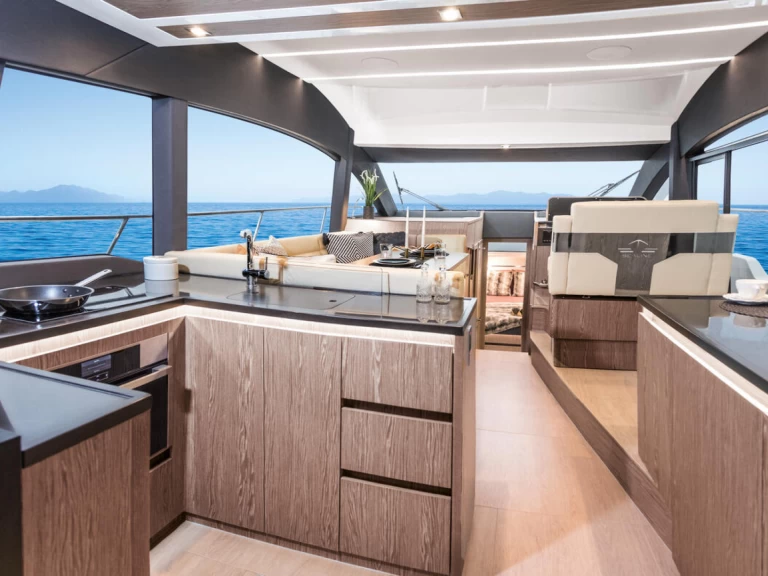 Yacht charter Kaštela - Sealine Sealine F430 on SamBoat