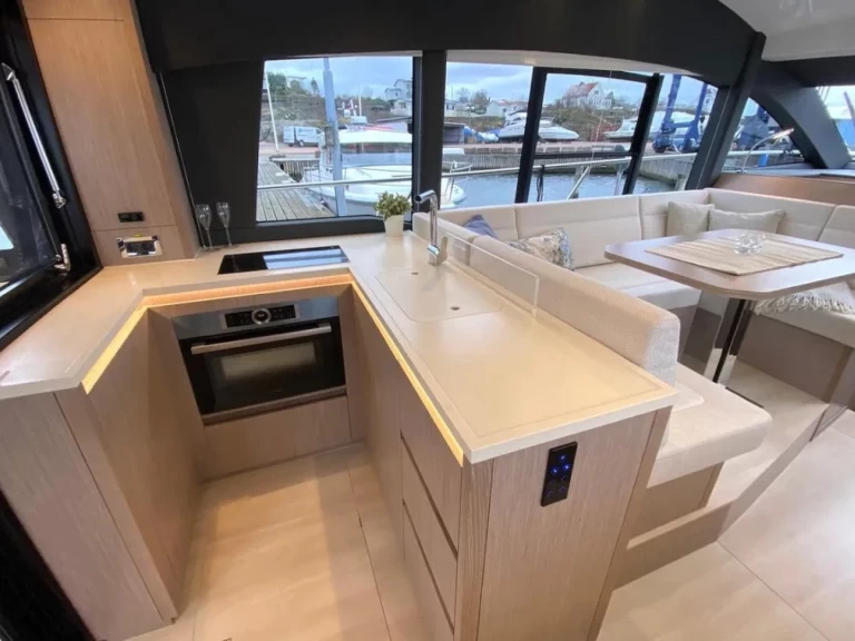 Hire a Sealine Sealine F430 Kaštela