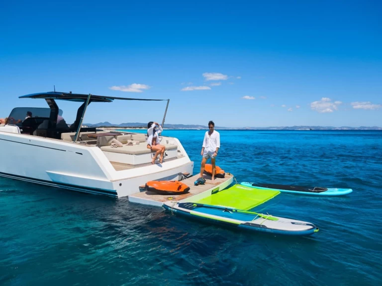 Hire Motorboat Pardo Yachts with a boat licence